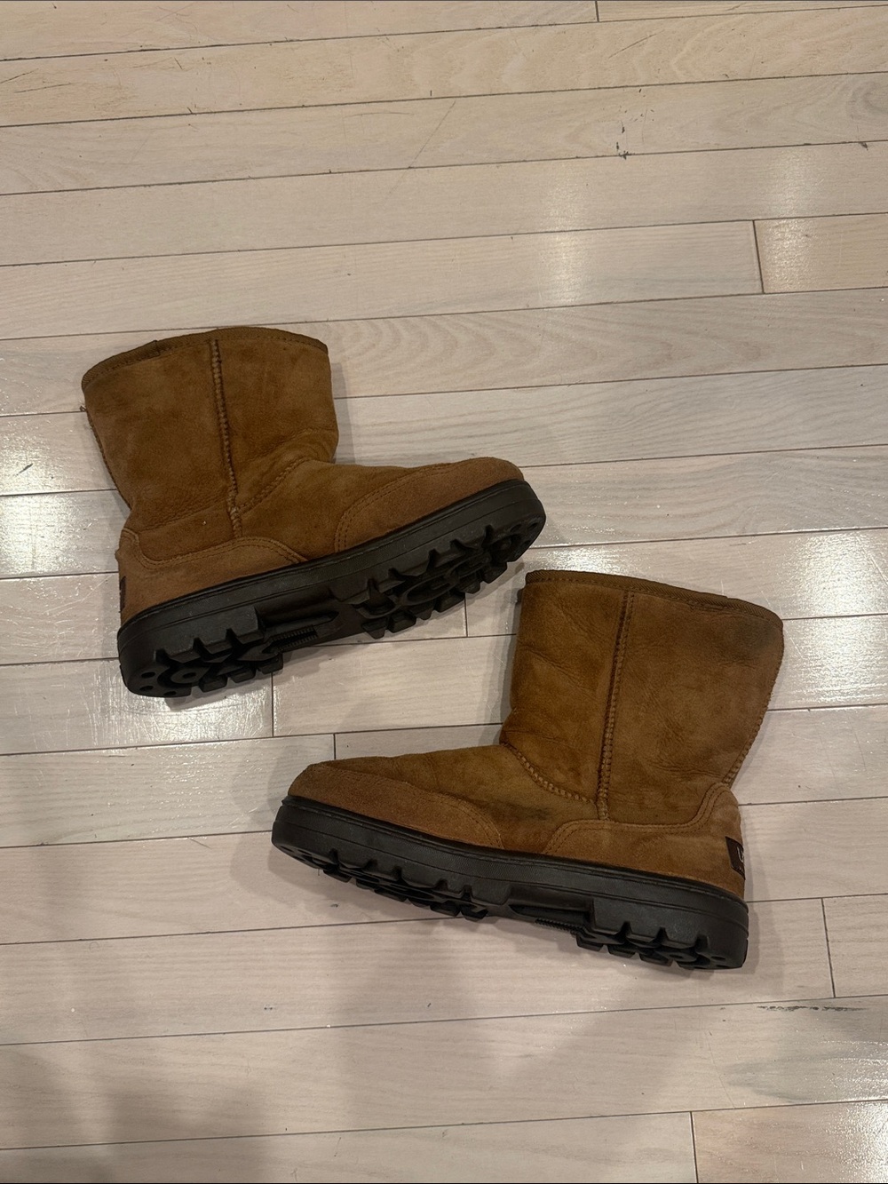 Vintage UGG Classic Short Lug Boots - Picture 2 of 5